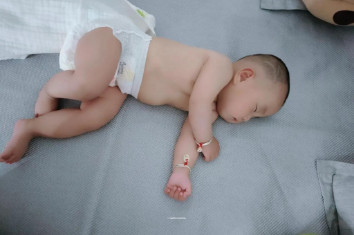 阳谷两个月宝宝肚子胀气